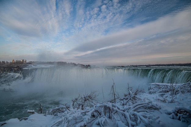 Photo niagara waterfall in winter canada and usa