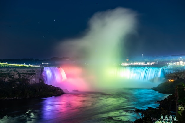 Niagara waterval bij nacht