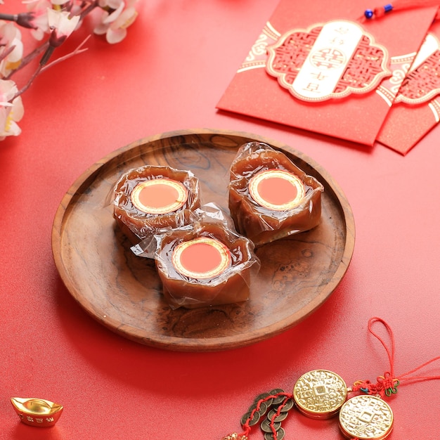 Nian Gao ook Niangao een zoete rijstcake, een populair dessert dat tijdens Chinees Nieuwjaar wordt gegeten. Het werd oorspronkelijk gebruikt als offerande bij rituele ceremonies. Chinees karakter betekent fortuin
