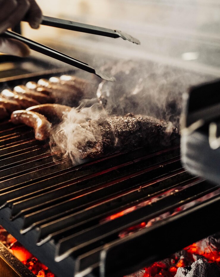 Photo nice chunks of beef on a charcoal grill