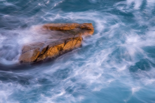 Foto bel dettaglio della costa spagnola in costa brava, palamos