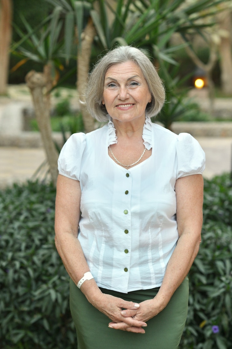 Photo nice dreaming senior woman at resort vacation