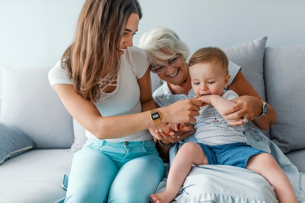 Bella famiglia nel soggiorno