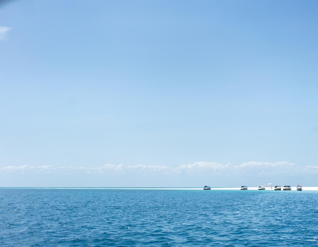 Bella isola tropicale lontana in una giornata di sole