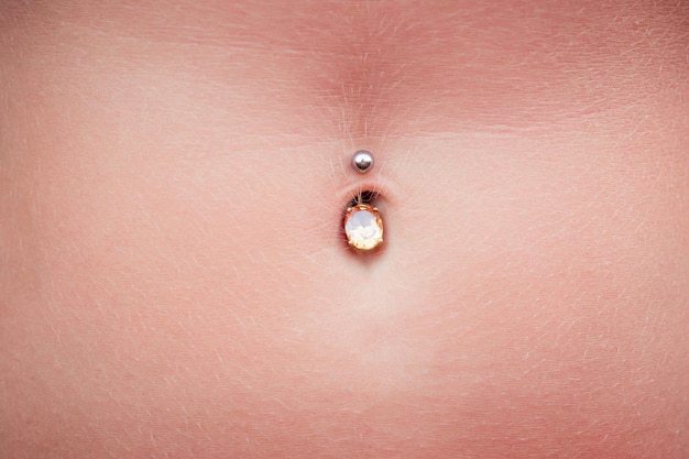 Belle modelle femminili fitness piercing all'ombelico