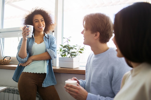 Photo nice girl is standing and holding a cup of tea.