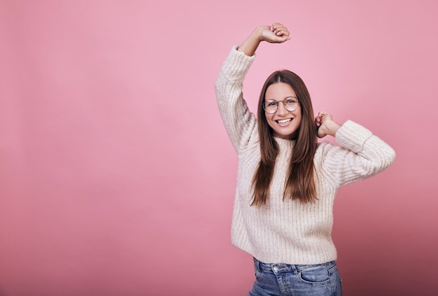 Bella ragazza con gli occhiali trasparenti ballare