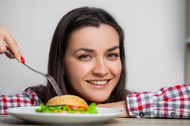 素敵な女の子が有害なハンバーガーを食べたい