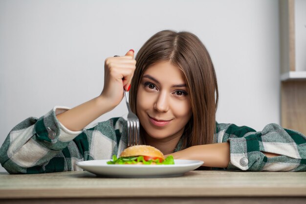 素敵な女の子が有害なハンバーガーを食べたい