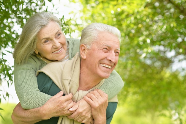 Photo nice mature couple in a spring park