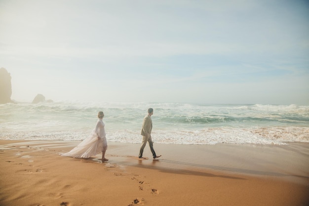 포르투갈 해변에서 멋진 열정 웨딩 사진