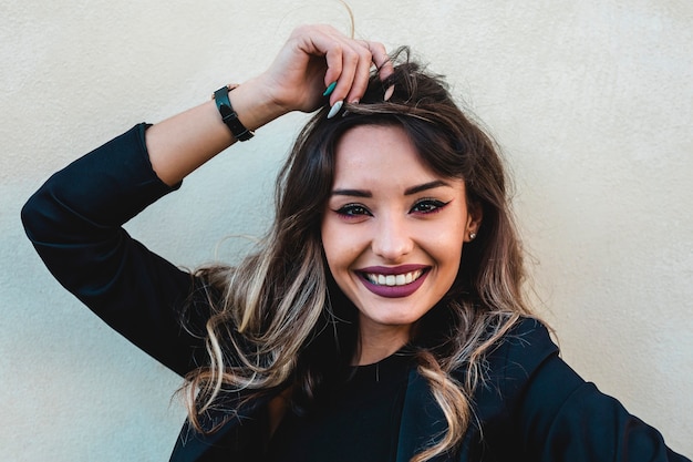 Foto bel ritratto di ragazza felice. donna con capelli lunghi su uno sfondo bianco.