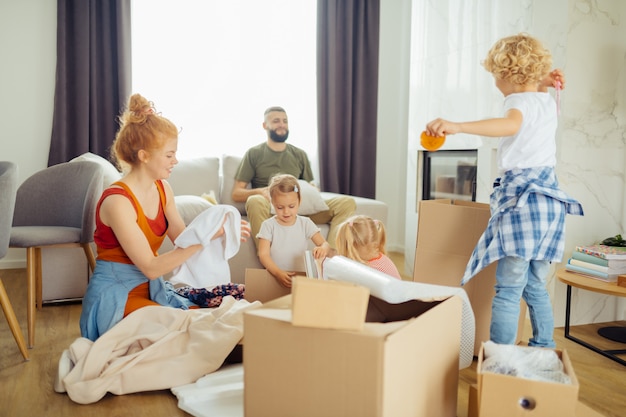 Foto bei bambini positivi che cercano di aiutare la loro madre