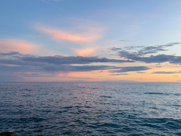 写真 海の上の美しい赤い夕暮れ