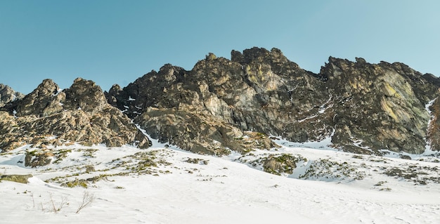 スロバキアの高タトラでのハイキングで、小さな冷たい谷に大きな岩山がある素敵な風景。