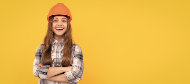 좋은 미소 건축 및 건설 개념 행복한 아동 근로자는 안전모를 착용합니다 안전모 가로 포스터 디자인의 어린이 배너 헤더 복사 공간