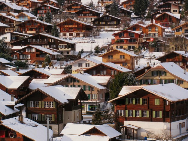 Bel paesino di montagna innevato svizzera