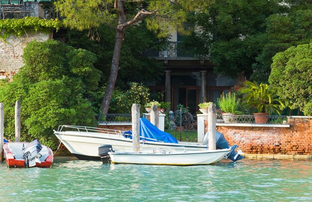 素敵な夏のベネチア運河の眺め、ヴェネツィア、イタリア