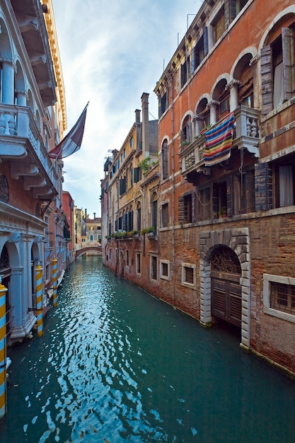 Bella vista sul canale veneziano estivo (venezia, italia)