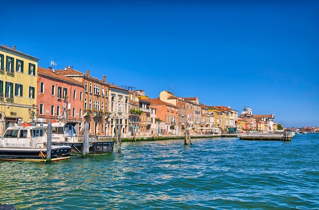 Красивый летний венецианский вид на море в Венеции, Италия, HDR