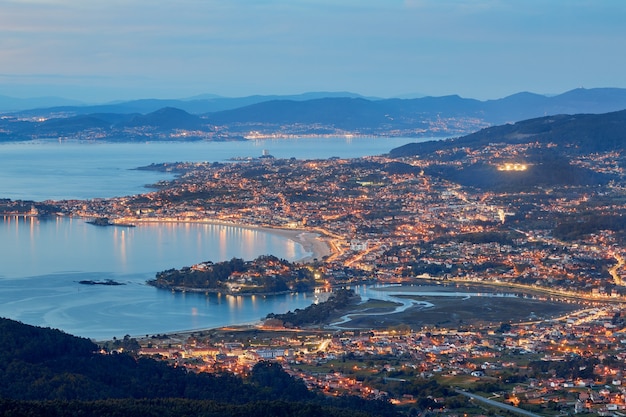 Bel tramonto nella ria de vigo, galizia, spagna.