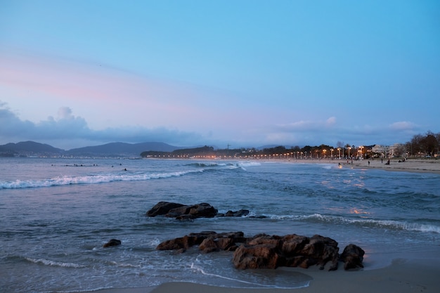 Vigo, Galicia, Spain의 Samil 해변에서 멋진 일몰을 감상하실 수 있습니다.