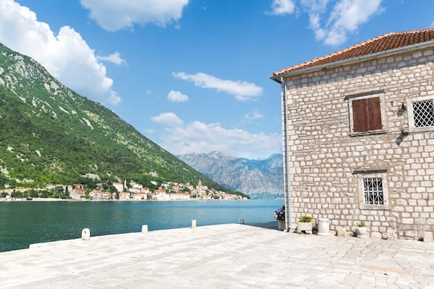 Bella vista del grande lago blu con edificio in mattoni?