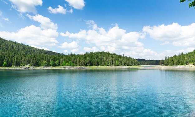 青い湖と山々の素晴らしい景色