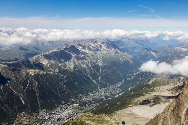 Красивый вид на горную долину Шамони между Альпами Шамони Монблан Франция
