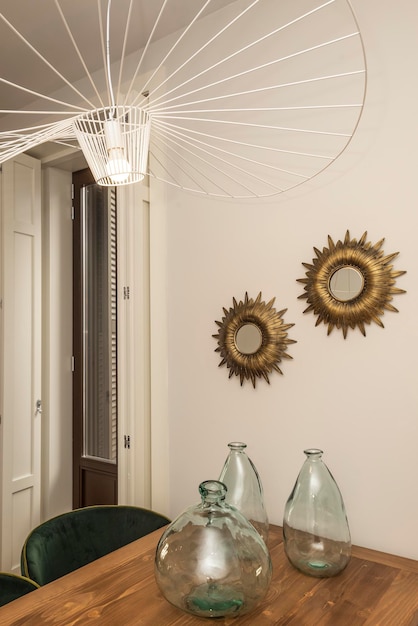 사진 나무 테이블과 거울이 있는 홀리데이 렌탈 아파트의 멋진 빈티지 및 현대적인 장식