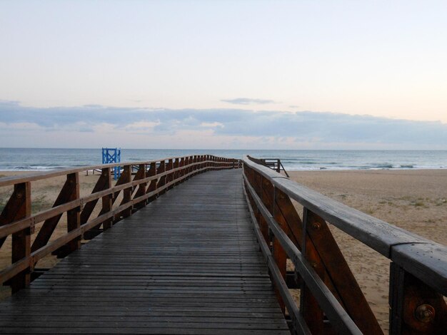 Foto bel ponte di legno sulla sabbia della spiaggia