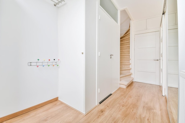 Nicely furnished entrance hall in white tones