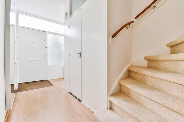 Nicely furnished entrance hall in white tones