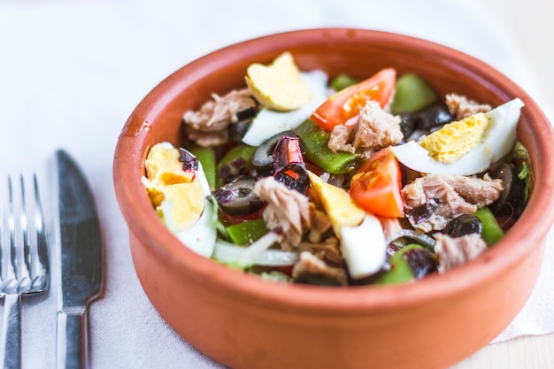 Nicoise salade met tonijn, groene bonen, basilicum en verse groenten