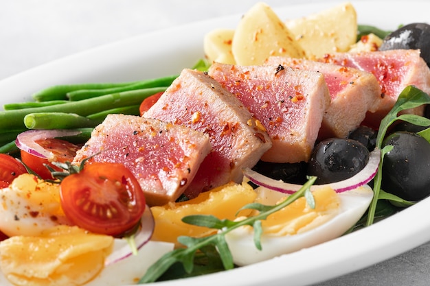 Nicoise salade met verse tonijn Franse keuken selectieve focus close-up