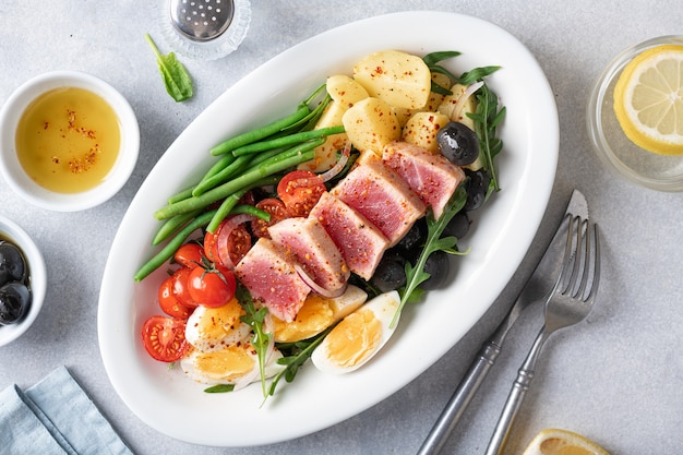 Nicoise salade met verse tonijn Franse keuken uitzicht van bovenaf