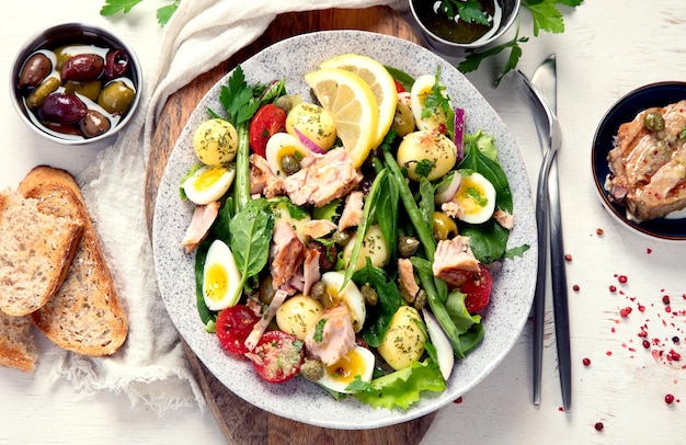 Nicoise salade traditioneel Frans gerecht met ingeblikte tonijn Tonijn salade gezonde mediterrane dieet Top view plat liggen