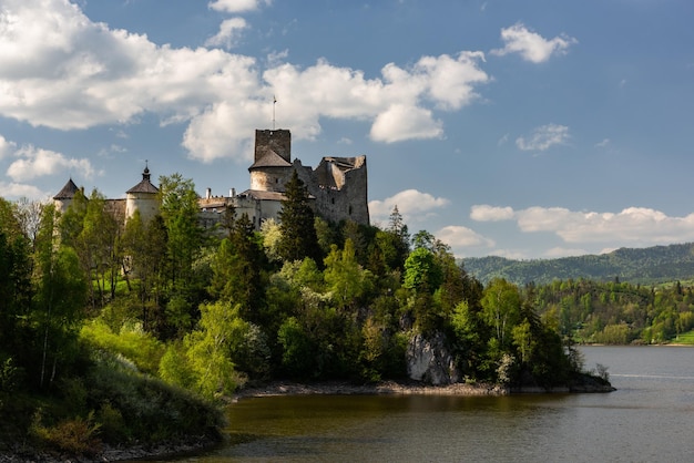 Niedzicakasteel op Czorsztyn-meer in Pieniny-Bergen Polen bij Spring