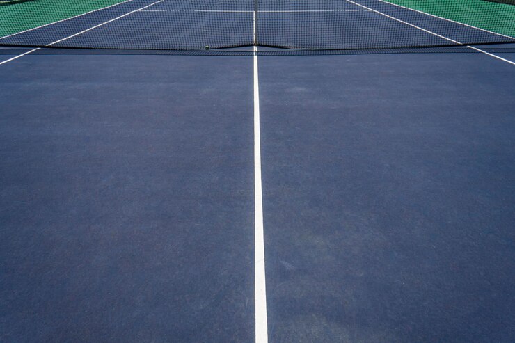 Niemand blauwe tennisbaan en net