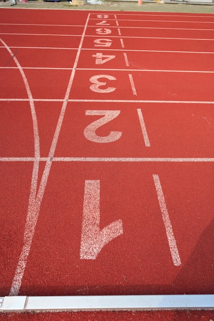 Niemand maakt de achtergrond van de atleetbaan of atletiekbaan leeg voor training