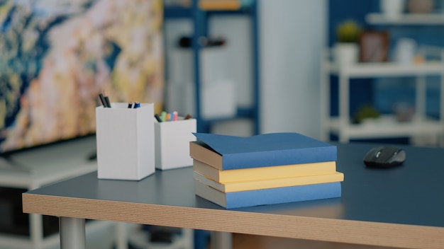 Niemand thuis bureau met schoolspullen en boeken