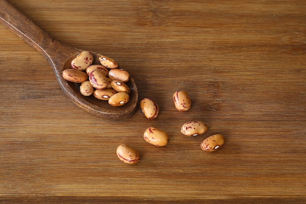 Nierbonen in een houten lepelclose-up op een houten achtergrond Vegetarisch voedsel