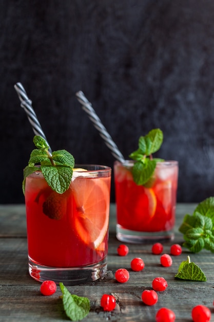 Niet-alcoholische zelfgemaakte drank van viburnum