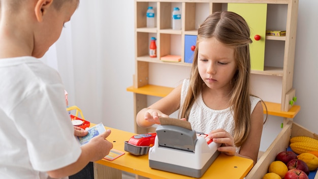 Foto niet-binaire kinderen die samen spelen