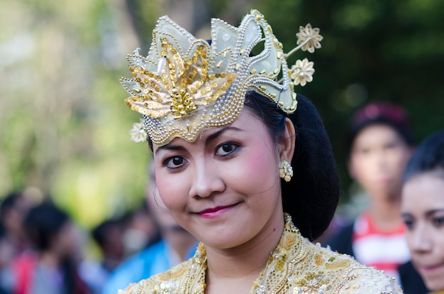 Niet-geïdentificeerde danseres van Balinees in kleurrijke kledingverscheidenheid op de parade bij de Kunstfestival van Bali op 18 Juni, 2014 in Denpasar, Indonesië