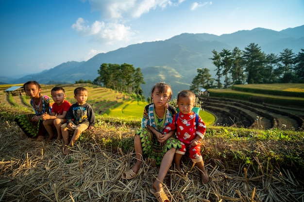 Niet-geïdentificeerde etnische Hmong-minderheidskinderen die spelen in het landelijke gebied van Sa Pa, Noord-Vietnam nabij de grens met China