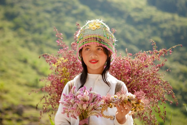 Niet-geïdentificeerde etnische minderheidsjonge geitjes met manden van raapzaadbloem in hagiang, vietnam. hagiang is een noordelijkste provincie in vietnam