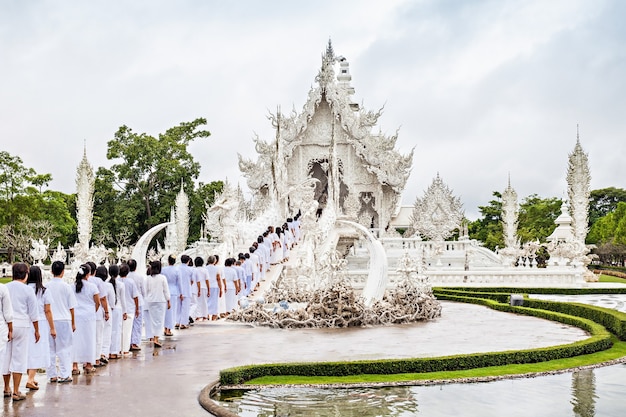 Niet-geïdentificeerde mensen die het loi krathong-festival vieren in de wat rong khun-tempel