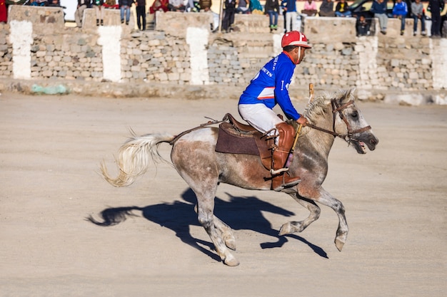 Niet-geïdentificeerde polospelers bij de wedstrijd