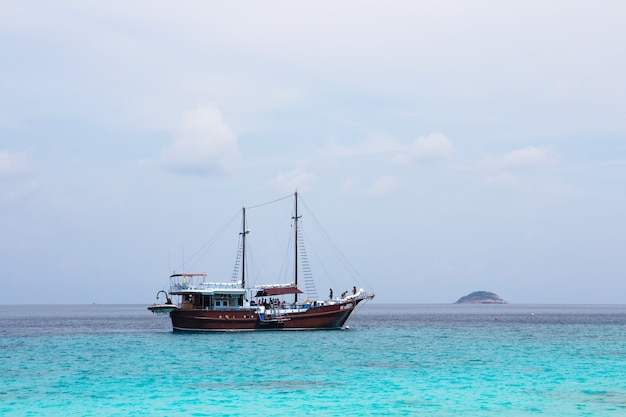 Niet-geïdentificeerde toeristen Verblijf op het schip in het natuurpark Similan